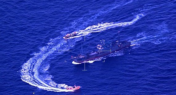 해양경찰이 불법조업 어선에 대해 검문검색을 실시하고 있다. /서해5도특별경비단 제공