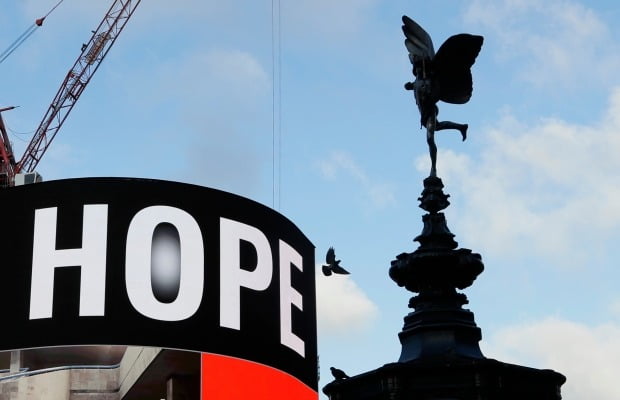 영국 런던 피커딜리 광장의 에로스상 옆으로 '희망'(HOPE)이란 단어가 적힌 광고판이 보인다. /사진=AP