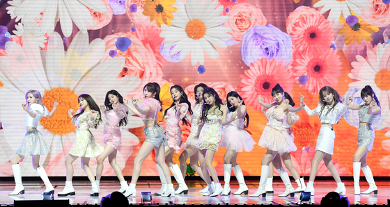 Girl group IZ*ONE will stage a virtual concert next month and reveal new songs. [ILGAN SPORTS]