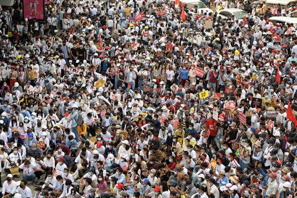 지난 22일 미얀마 양곤에서 펼쳐진 '22222 시위'의 모습. 로이터 연합뉴스