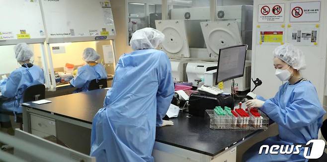 씨젠 연구원들이 지난달 6일 오후 서울 성동구 씨젠 의료재단 분자진단센터에서 신종코로나 바이러스 감염증(코로나19) 분석·검사를 하고 있다. /사진=뉴스1