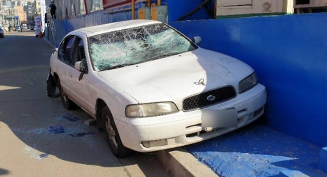 폭행으로 파손된 차량. 연합뉴스
