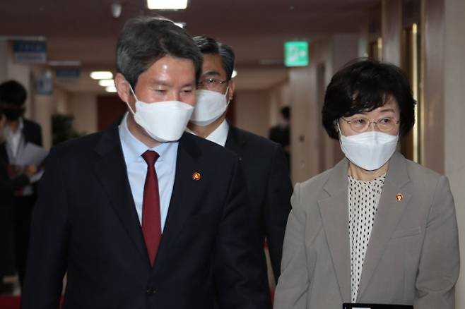 이인영 통일부 장관(왼쪽)이 23일 정부서울청사에서 열린 국무회의에 참석하고 있다. 연합뉴스