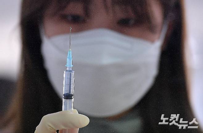 간호사들이 코로나19 백신 접종 실습을 하고 있다. 박종민 기자