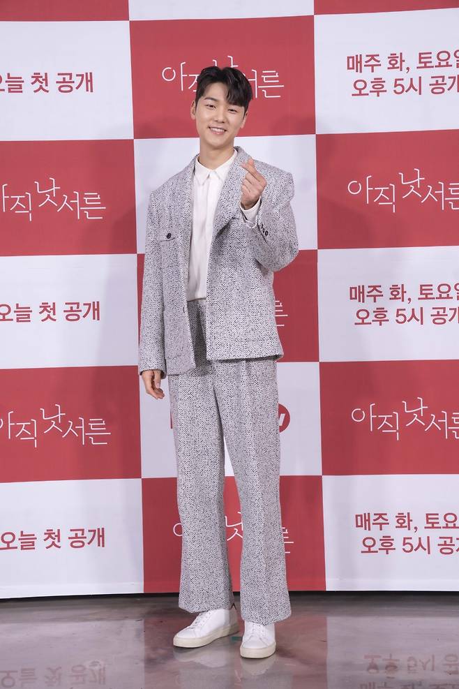 ▲ 강민혁이 '아직 낫서른' 제작발표회에서 포즈를 취하고 있다. ▲ 제공ㅣ카카오엠