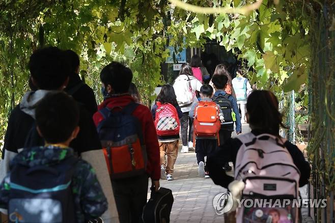 오랜만에 북적이는 등굣길 2020년 10월, 서울의 한 초등학교 등굣길. [연합뉴스 자료사진]