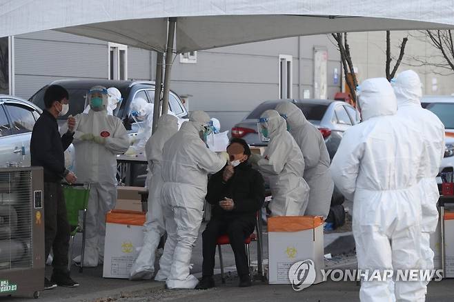 남양주 진관산업단지 코로나19 검사 지난 17일 경기도 남양주시 진건읍 진관산업단지에서 근로자들이 신종 코로나바이러스 감염증(코로나19) 검사를 받고 있다. [연합뉴스 자료사진]