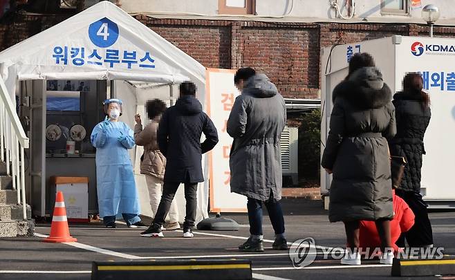 코로나19 검사 대기하는 시민들 [연합뉴스 자료 사진]