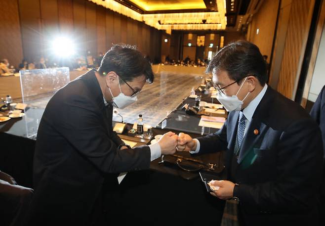 권덕철 보건복지부 장관(오른쪽)이 24일 오후 서울 종로구 포시즌스 호텔에서 열린 2020년도 제2차 국민연금기금운용위원회에서 참석자와 인사를 나누고 있다. (사진=연합뉴스)