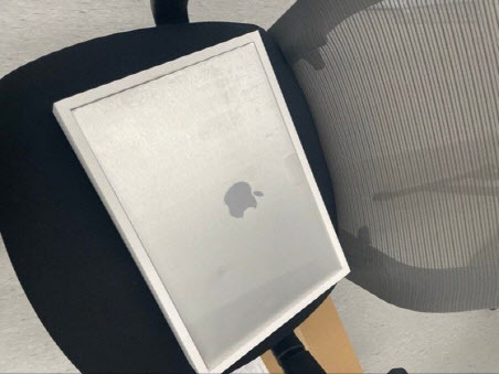 애플 맥북프로 대신 배송된 철판(사진=온라인 커뮤니티)