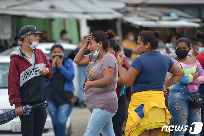 에콰도르 과야킬에서 2021년 2월 23일(현지시간) 교도소 폭동이 일어난 뒤 수감자의 가족들이 수감자의 생사를 확인하기 위해 교도소 주변에 모여 대기하는 모습. © AFP=뉴스1