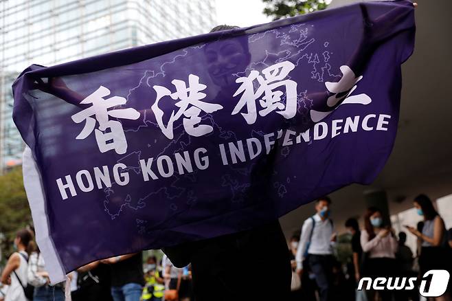 반송환법 시위 1주년인 9일 홍콩의 한 시민이 '홍콩독립' 깃발을 들고 시위를 벌이고 있다. © 로이터=뉴스1 © News1 박형기 기자