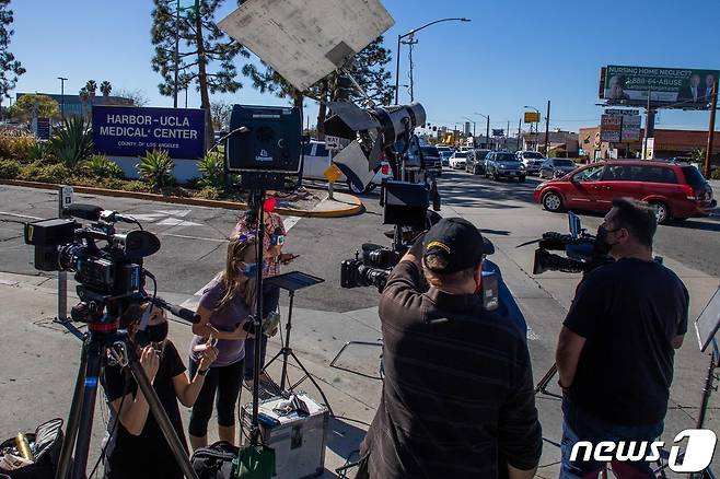23일(현지시간) 타이거 우즈가 캘리포니아주 로스앤젤레스의 란초 팔로스 베르데스 인근에서 차량 전복 사고로 긴급 이송된 병원 입구에 취재진들이 모여 있다. © AFP=뉴스1 © News1 우동명 기자