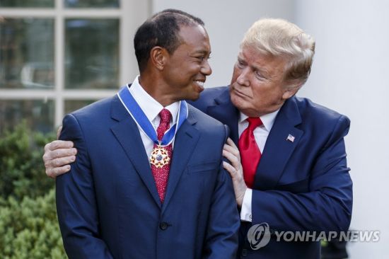 도널드 트럼프 전 미국 대통령은 지난 2019년 5월6일(현지시간) 백악관 로즈가든에서 '골프 황제' 타이거 우즈에게 '자유 메달'(Presidential Medal of Freedom)을 수여했다. / 사진=연합뉴스