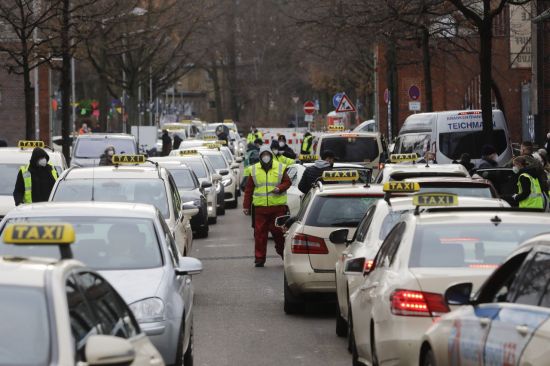 독일 베를린의 주민들이 29일(현지시간) 택시를 타고 트렙토브 지역에 있는 신종코로나바이러스감염증(코로나19) 백신 접종센터를 왕래하고 있다. [이미지출처=연합뉴스]