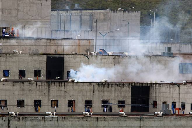 에콰도르 경찰은 교도소 3곳에서 동시다발적 폭동으로 62명이 사망하고 여러명이 부상을 입었다고 23일(현지 시각) 발표했다. 사진은 에콰도르 엘투리 교도소의 모습. /EPA 연합뉴스