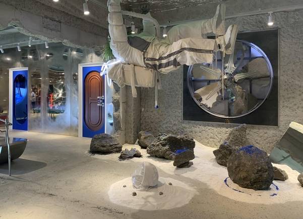 우주 공간을 주제로 한 패션 브랜드 아더에러의 ‘아더 스페이스’./김은영 기자