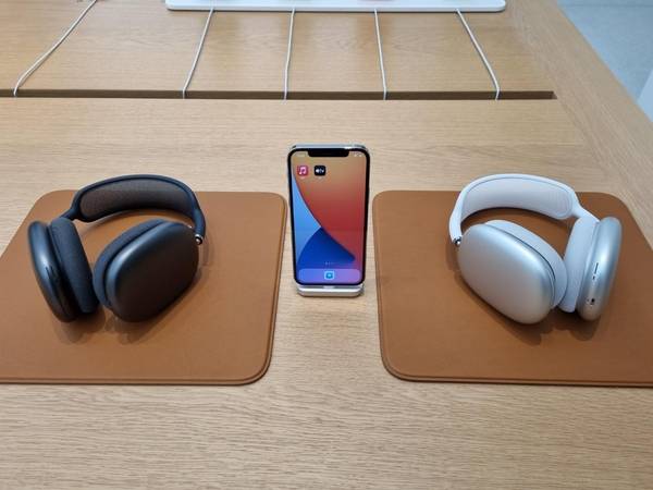 애플 여의도 스토어 매장에 전시된 ‘에어팟 맥스’. /이경탁 기자