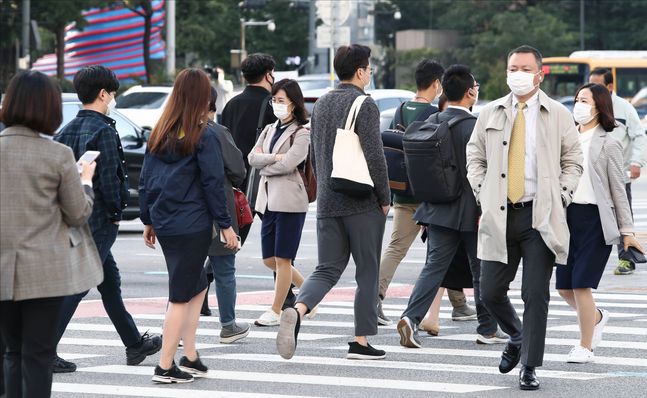 서울 광화문 세종대로에서 시민들이 발걸음을 옮기고 있다. (자료사진) ⓒ데일리안 홍금표 기자