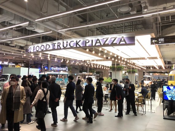 고객들이 24일 오픈한 '더현대 서울' 식품관을 둘러보고 있다. 사진=김주영 기자.