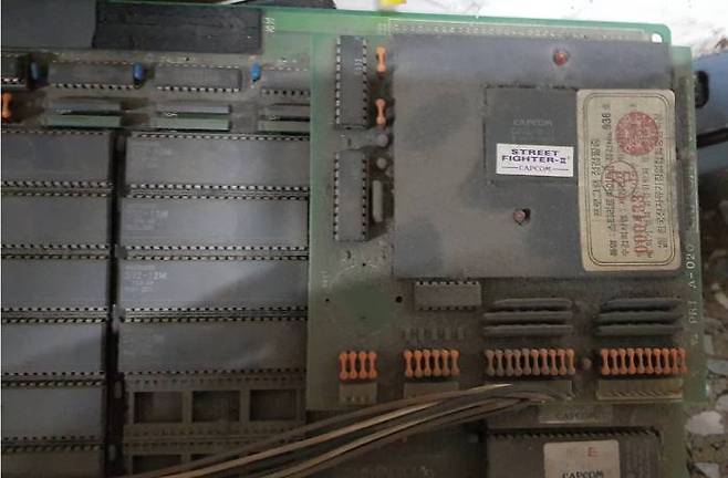 (기판을 꺼내보았다. 먼지가 뽀얗게 쌓인 기판에서 연륜이 느껴진다)