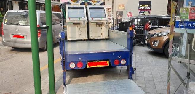 (용달차에 실려..)