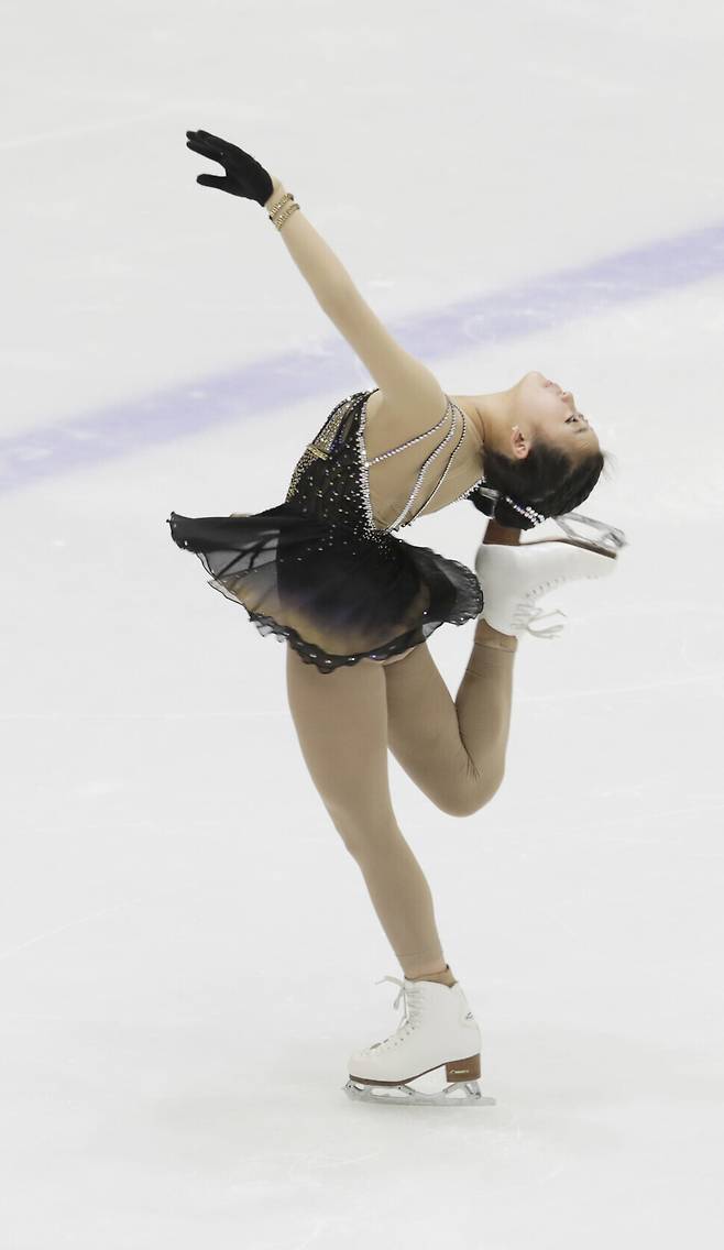 Yeon Chae-joo, who competes in the junior ladies’ singles event, performs her program at the 2021 South Korean Figure Skating Championships at Uijeongbu Sports Complex on Feb. 24. (Kim Hye-yun)