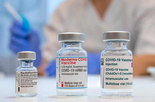 화이자-바이오엔테크, 모더나, 아스트라제네카의 코로나19 백신이 담긴 병 모습. AFP 연합뉴스