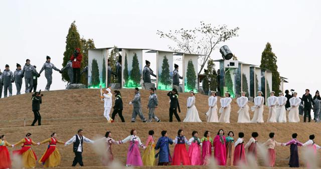 지난 2017년 11월 2018 평창 동계올림픽 성화가 전남 순천시 순천만국제정원에 도착해 자원봉사자들과 함께 강강술래를 하며 정원을 돌고 있다. 연합뉴스