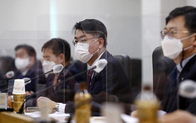 24일 정부세종청사에서 열린 주택공급 확대를 위한 신규 공공택지 추진계획 브리핑 중 윤성원(오른쪽에서 두 번째) 국토교통부 1차관이 취재진의 질문에 답하고 있다. 세종=연합뉴스