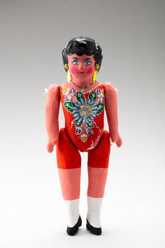 루피타는 유럽에서 넘어온 비싼 인형을 대체하고자 멕시코 현지에서 저렴한 종이를 활용하여 제작된 인형이다.