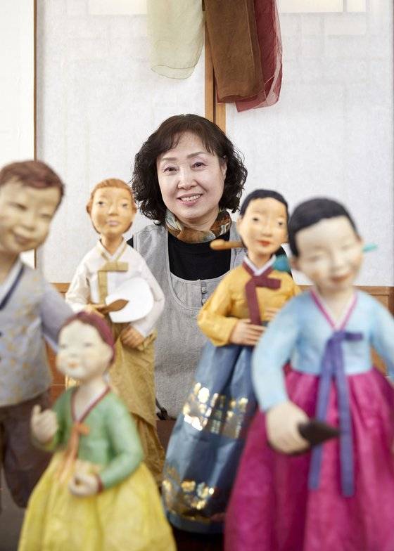 소중 학생기자단의 닥종이 인형 만들기 체험을 도와준 변도연 한지 공예 작가.