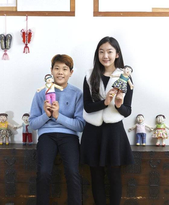 닥종이 인형에 대해 알아보고 직접 만들어보기 위해 소중 학생기자단이 북촌전통공예체험관을 찾았다. 자신이 만든 인형을 들고 있는 이준율(왼쪽)‧김리나 학생모델.