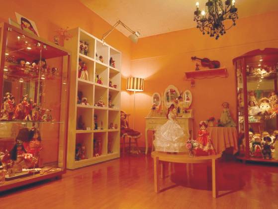 분홍‧노랑‧민트색 알록달록한 공간에는 세계전통인형‧도자기인형‧마론인형‧피규어‧돌하우스 등 다양한 종류의 인형과 장난감, 피규어들이 가득하다.