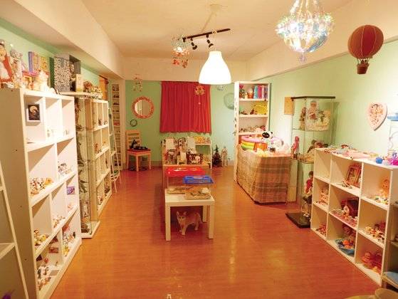 분홍‧노랑‧민트색 알록달록한 공간에는 세계전통인형‧도자기인형‧마론인형‧피규어‧돌하우스 등 다양한 종류의 인형과 장난감, 피규어들이 가득하다.