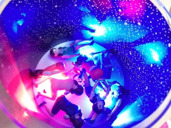 일본의 ‘컵 위의 후치코’라는 피규어. 이름대로 컵 위에 올려두고 사진 찍고 노는 용도의 인형이다.