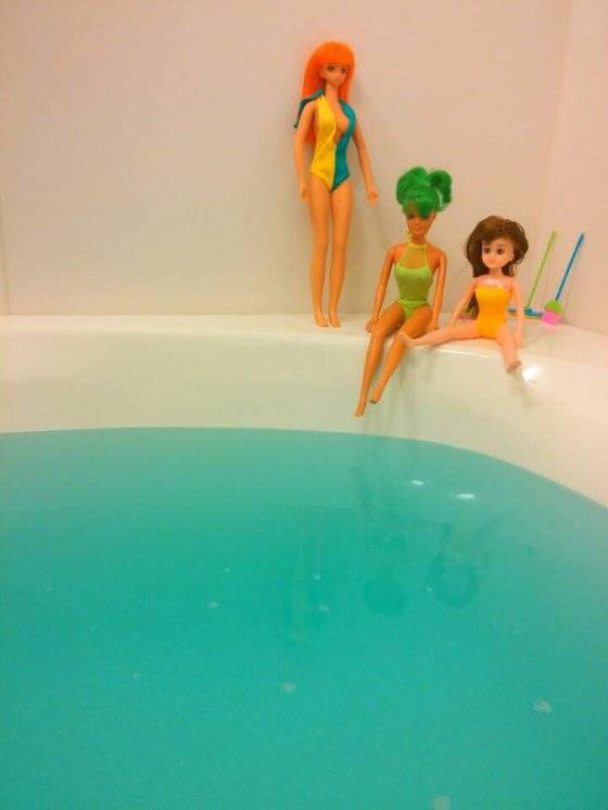 이스안 작가가 마론 인형들을 욕조에서 가지고 놀면서 찍은 사진.