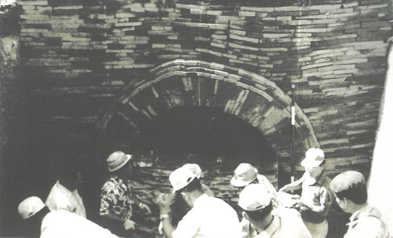 1971년 7월8일 무령왕릉 입구의 막음돌 개봉 작업 중인 모습. 오른쪽에서 두번째 흰 모자를 쓴 이가 지건길 당시 학예사보다. [사진 지건길 제공]