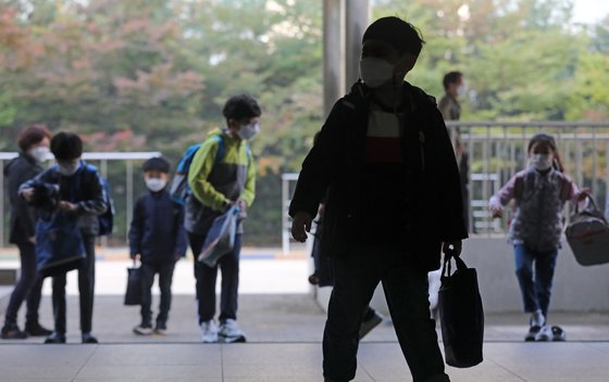 지난해 10월 19일 오전 경기도 수원시의 한 초등학교에서 학생들이 등교하고 있다. 뉴스1