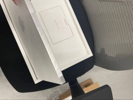 맥북프로를 구입했지만 제품 대신 '철판' 등 다른 내용물이 바꿔치기 된 상태에서 재판매가 이뤄진 사례가 최근 확인됐다. 사진은 애플 관련 커뮤니티에 피해자가 올린 사진. [온라인 커뮤니티 캡처]