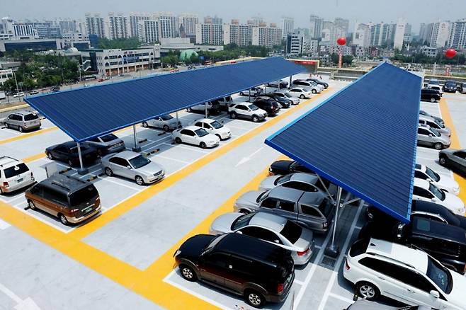 롯데마트는 한국서부발전과 함께 태양광발전을 위해 손잡고 롯데마트 평택점에 지붕형 태양광발전 설비를 설치해 전력을 생산할 계획이다.