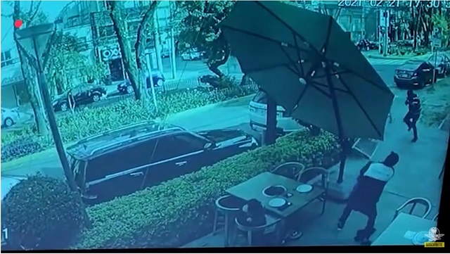 멕시코시티의 한 식당 야외좌석에서 강도에게 총을 쏘는 남성 CCTV에 찍힌 모습. 멕시코 일간 엘우니베르살 유튜브 캡처
