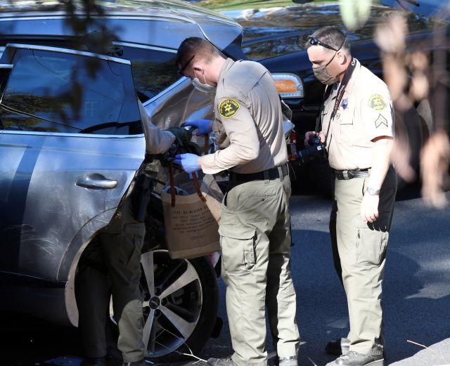 미국 캘리포니아주 로스앤젤레스 카운티 경찰이 24일(한국시간) 타이거 우즈의 전복된 차량을 조사하고 있다. 로이터연합뉴스
