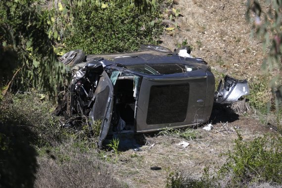 타이거우즈가 23일(현지시간) 미국 로스엔젤리스 인근에서 현대자동차의 제네시스GV80을 직접 운전하다 추락사고를 당했다. 우즈가 몰던 제네시스 차량이 사고뒤 뒤집어져 있다. AP뉴시스