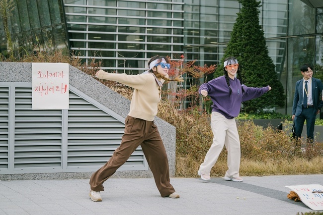 Hi? Its me Choi Kang-hee, Lee Re transform into 90s Dancing MachineKBS 2TV drama Hi?Naya (playplayplay Yoo Song-i/director Lee Hyun-seok/production Beyond Jay, and Ace Maker Movie Works) production team released a still cut showing two dancers in front of Joaje and the building, Choi Kang-hee and Lee Re, who act 37 and 17-year-old Van Hani respectively.In the photo, 37-year-old and 17-year-old Hani are attracted to the audience by showing their bodies moving to dance music and demonstrating with dance.The two Hani, wearing large sunglasses and sporty clothes, are appealing for their injustice in a way that is full of excitement unlike any other demonstration.Earlier, 37-year-old Hani faced a layoff crisis due to the squid-good snack wave.Despite the consumers fault, all responsibility was transferred to Hani, a contract worker in charge of the promotion of Joa Confectionery, and the situation did not improve, even though he knelt down to solve the problem.It would be natural to be fired if it was the way of 37-year-old Hani, but the 37-year-old Hani, who was with 17-year-old Hani, took an unusual issue with the unfair personnel measures of the company and started the demonstration, which makes her feel curious about what kind of change has come and raises the voice of the two Hani together.