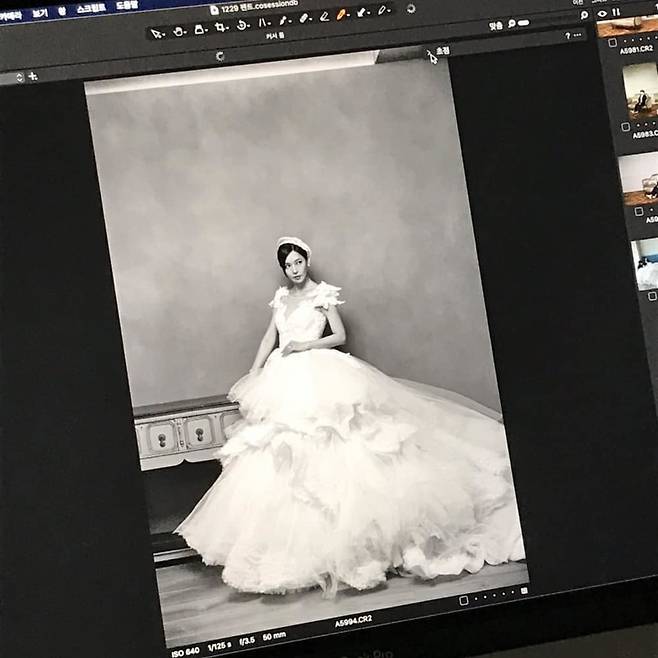 Actor Kim So-yeon shows off her elegant Wedding Dress figureKim So-yeon posted several photos on February 24th on his personal Instagram with an article entitled Penthouse Chun Seo Jin.Kim So-yeon in the picture is wearing a Wedding Dress and a little lowering his eyes. He is digesting a large Wedding Dress and a crown reminiscent of a cloud.In another photo, Kim So-yeon, who is wearing a neat mood dress, unlike the one before, is featured: a perfect side-by-side and a solid, sullen figure that doubled the deadly charm.It is the alluring Chun Seo-jin itself in SBS Penthouse.The netizens who watched this were impressed by the reaction such as I can not say it is a big hit and It is also luxurious.On the other hand, Kim So-yeon is in charge of Chun Seo-jin in the popular drama Penthouse.