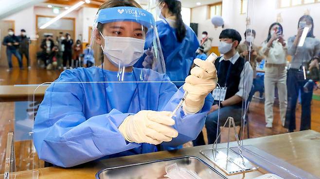 광주 남구 소화누리 강당에서 요양시설 종사자와 입소자를 대상으로 코로나19 백신 접종 모의훈련이 열려 의료진과 의료진이 예행 연습을 하고 있다.