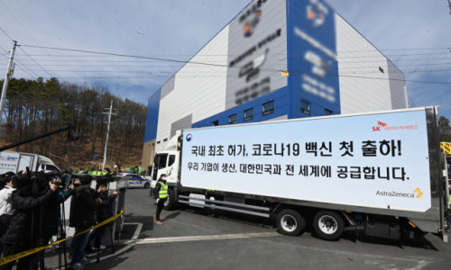백신 수송 차량이 경기도 이천 물류센터에 도착하고 있다./이천=사진공동취재단