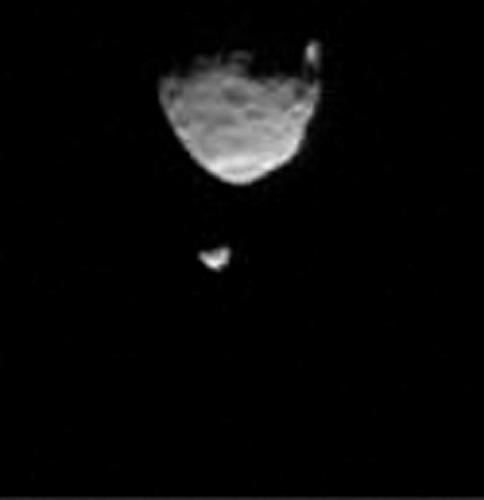 화성 탐사 로버 '큐리오시티'가 포착한 화성의 두 위성 크게 보이는 것이 안쪽 위성 포보스, 그 아래 작은 것이 데이모스다.[ NASA/JPL-Caltech/Malin Space Science Systems/Texas A&M Univ. 제공/ 재판매 및 DB 금지]