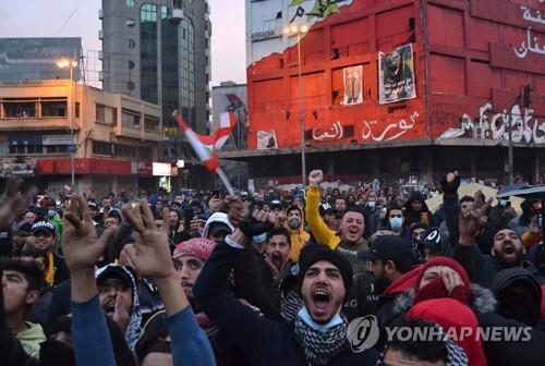 레바논 트리폴리시에서 열린 코로나19 봉쇄 항의 시위 [AFP=연합뉴스 자료사진]
